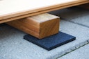 Vorschaubild Feuchtigkeitssperre / Gummigranulat Unterleg-Pads für Gartenhäuser 24 Stück